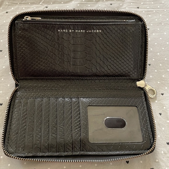 Marc by Marc Jacobs Embossed Leather Totally Turnlock Wallet - Picture 5 of 6